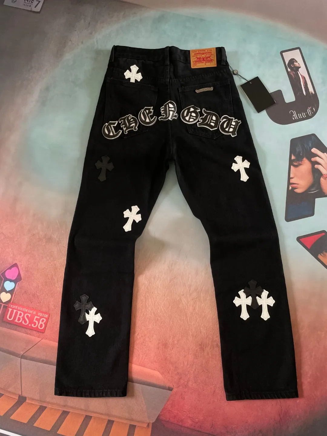 🅿️290 🔘Style No.-KL139 🔘Cro Heart𝐂𝐡𝐫𝐨𝐦𝐞 𝐇𝐞𝐚𝐫𝐭 CH City Limited Series Sanskrit Cross Patch Leather Jeans [Black and White]* Black and White Color - Chengdu Limited Catering to Chengdu Giant Panda’s hometown jeans The finished product needs to be washed and then disassembled and hand-stitched with sheepskin cross skins and then spliced together to complete the process. The whole process is too complicated to describe. The texture can be seen in the hand, and it looks good. The upper body effect is particularly stiff and stylish, super stylish. Same style for men and women - Size: S M L XL (28.30.32.34) Color: black with black, black with blue, black with pink